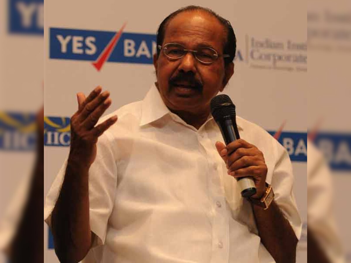 Veerappa Moily walks the talk: Takes Metro to office to save fuel