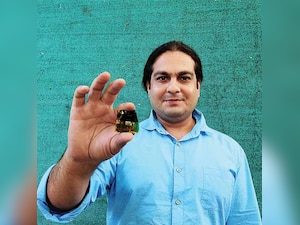 Fear-sensing device to aid distressed women