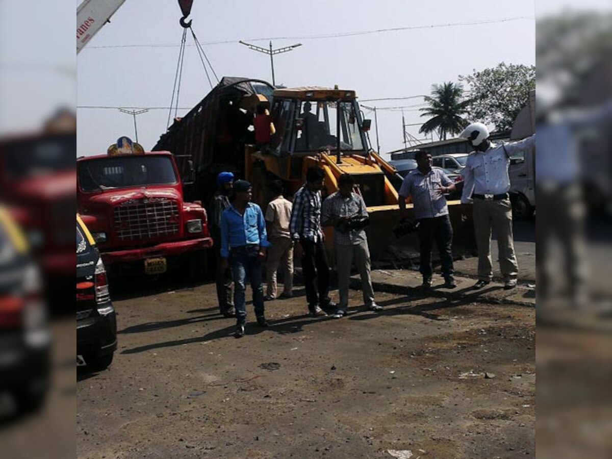 Overturned truck on Western Express Highway causes major traffic jam; people headed to Mumbai airport delayed