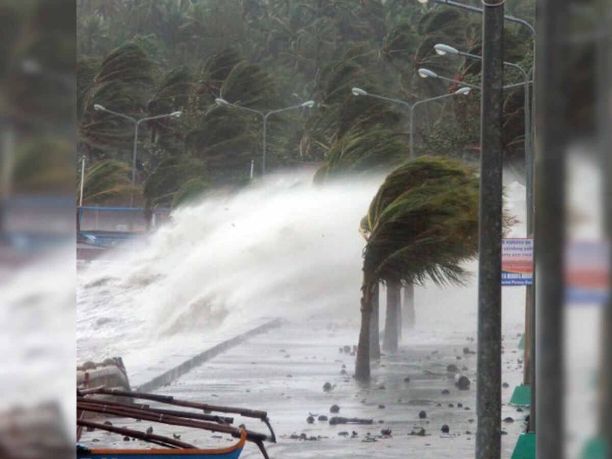 Survivors of super typhoon Haiyan arrive from Tacloban, after being flown out by the US Air Force, at a Manila airport