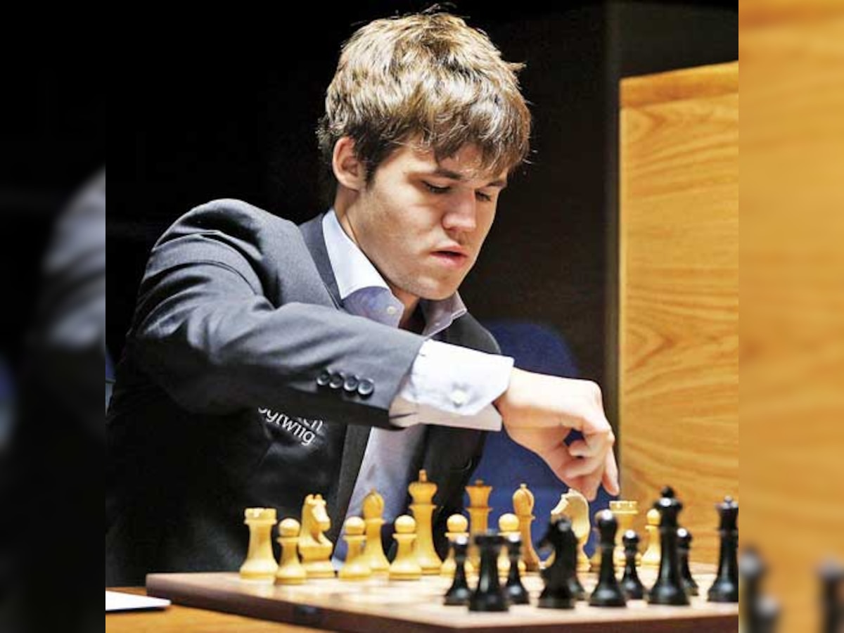 Magnus Carlsen wears defensive coat