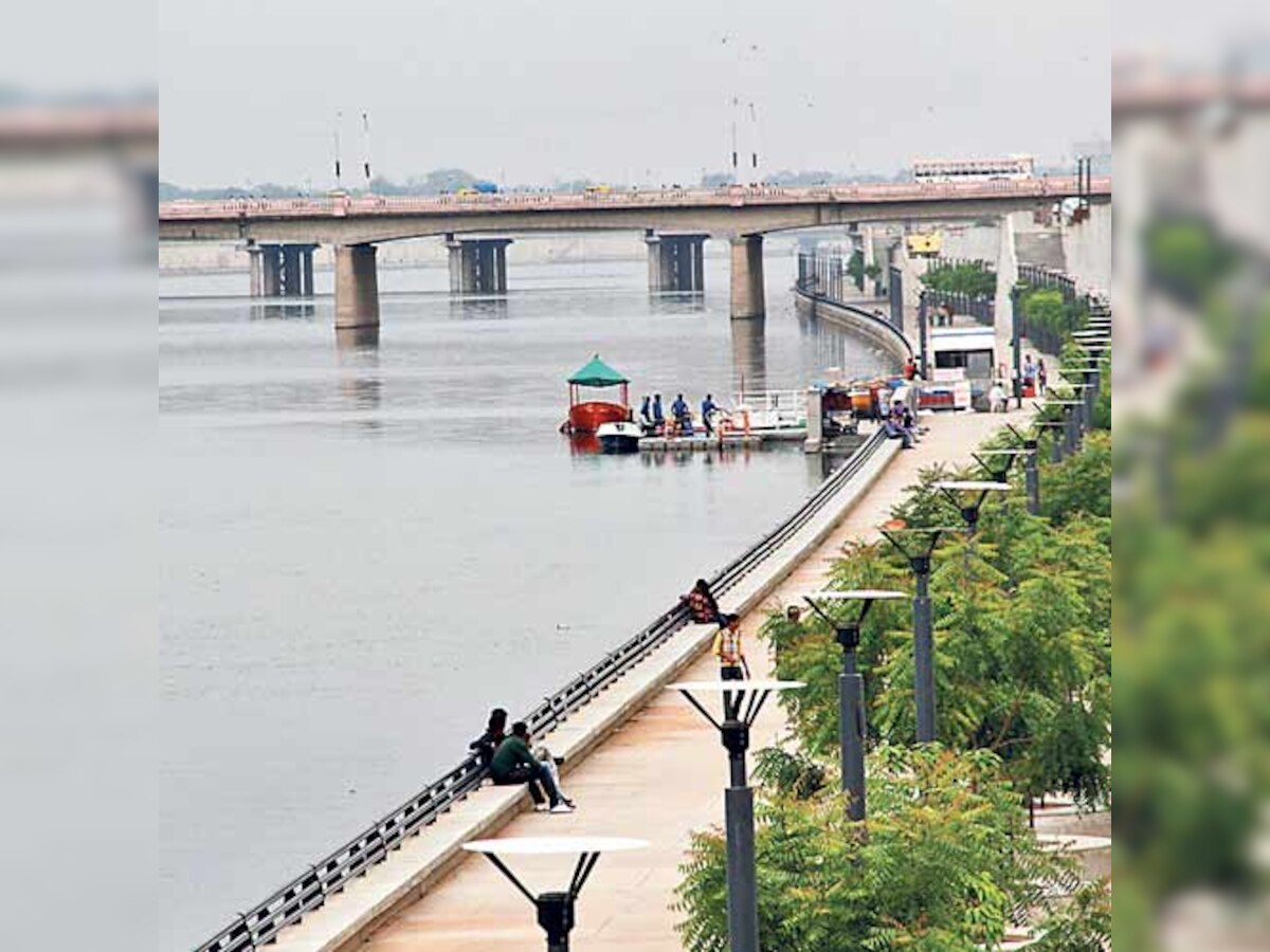 Ahmedabad: Riverfront shops yet to hear the buzz of biz