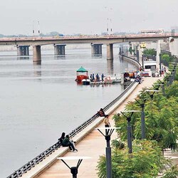 Ahmedabad: Riverfront shops yet to hear the buzz of biz