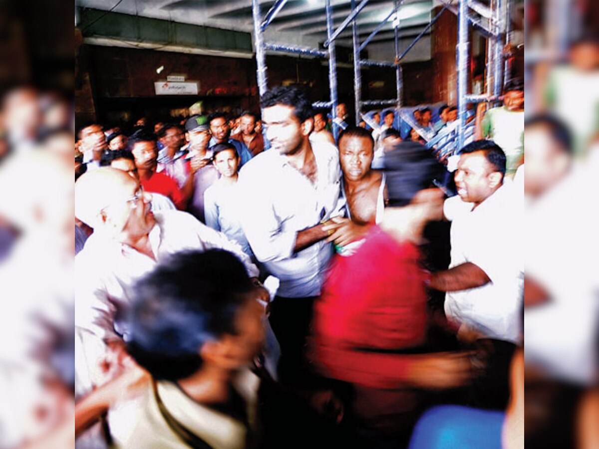 African national attacked by mob for assaulting cobbler at Vashi station