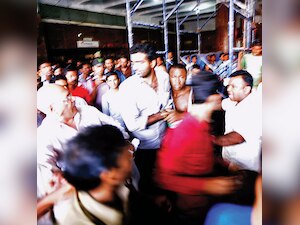 African national attacked by mob for assaulting cobbler at Vashi station