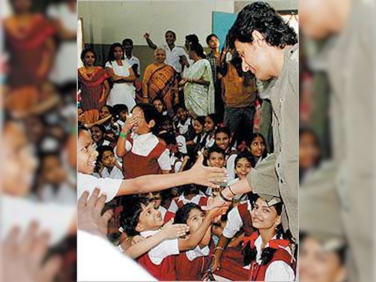 Main Hoon Na: Sonu Nigam to hearing impaired students