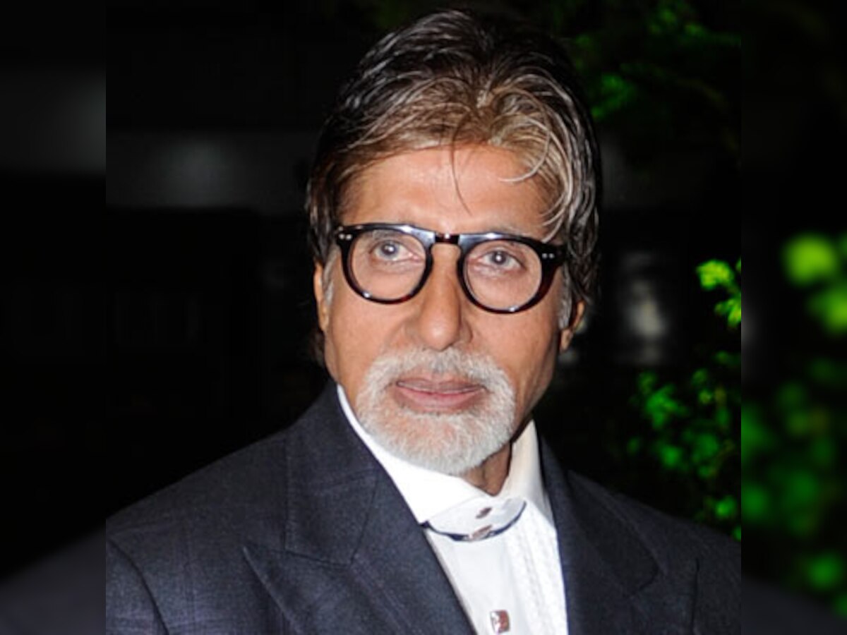 Amitabh Bachchan's fans go out of control at Jalsa