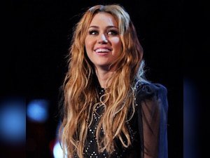 Miley Cyrus simulates fake oral sex with Bill Clinton impersonator on stage