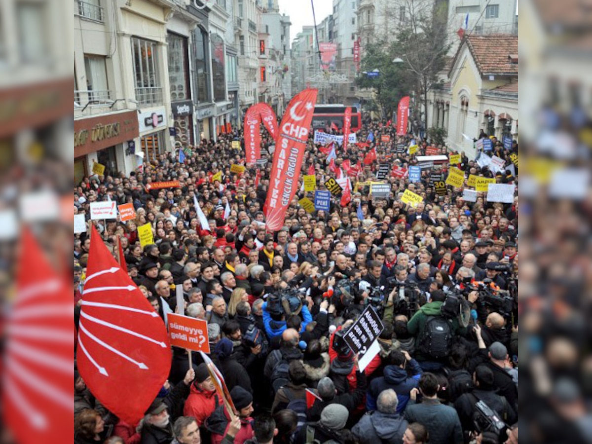 Turkey sees anti-corruption protests for second day