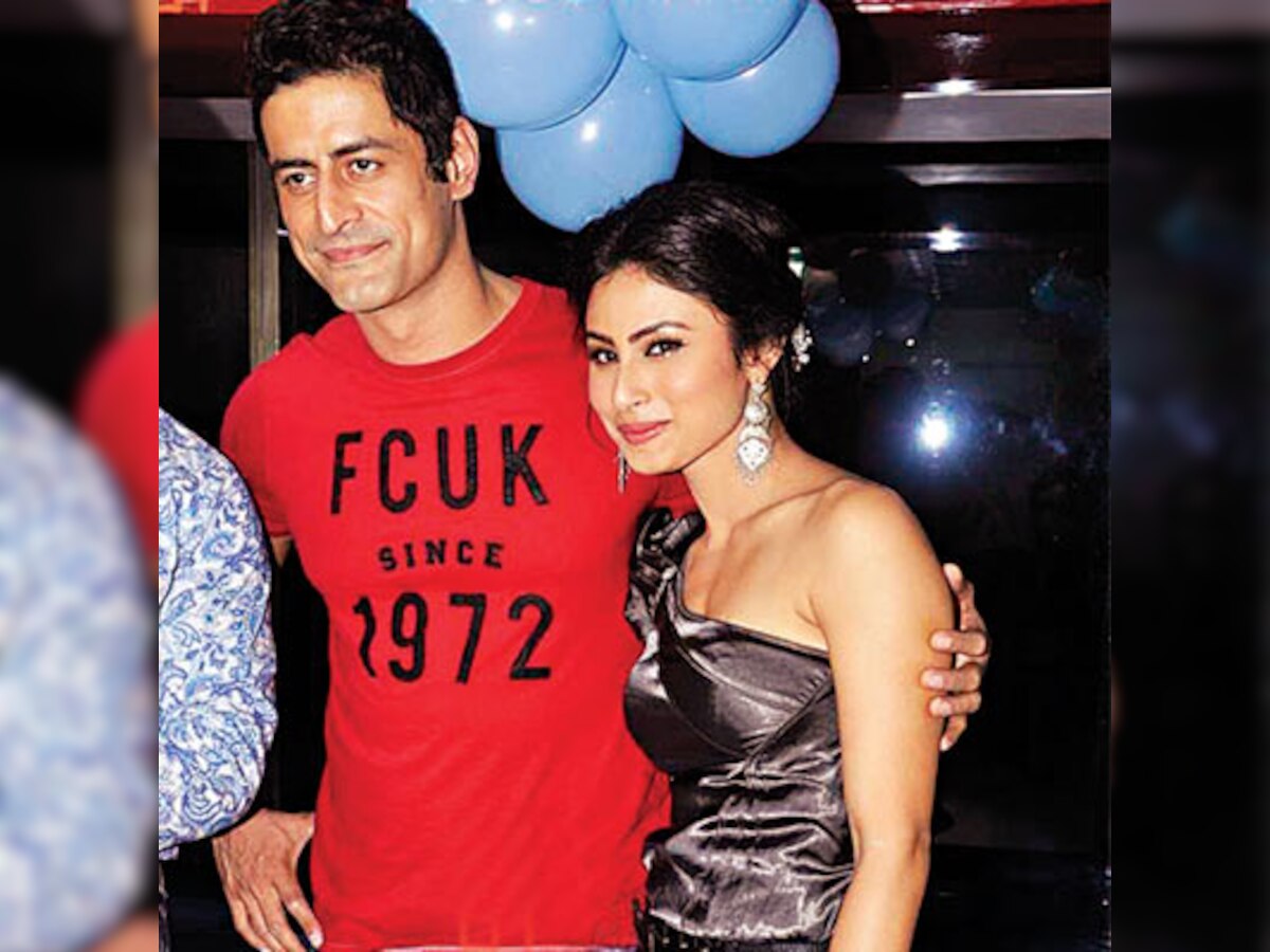 Mohit-Mouni missing from Holi celebrations