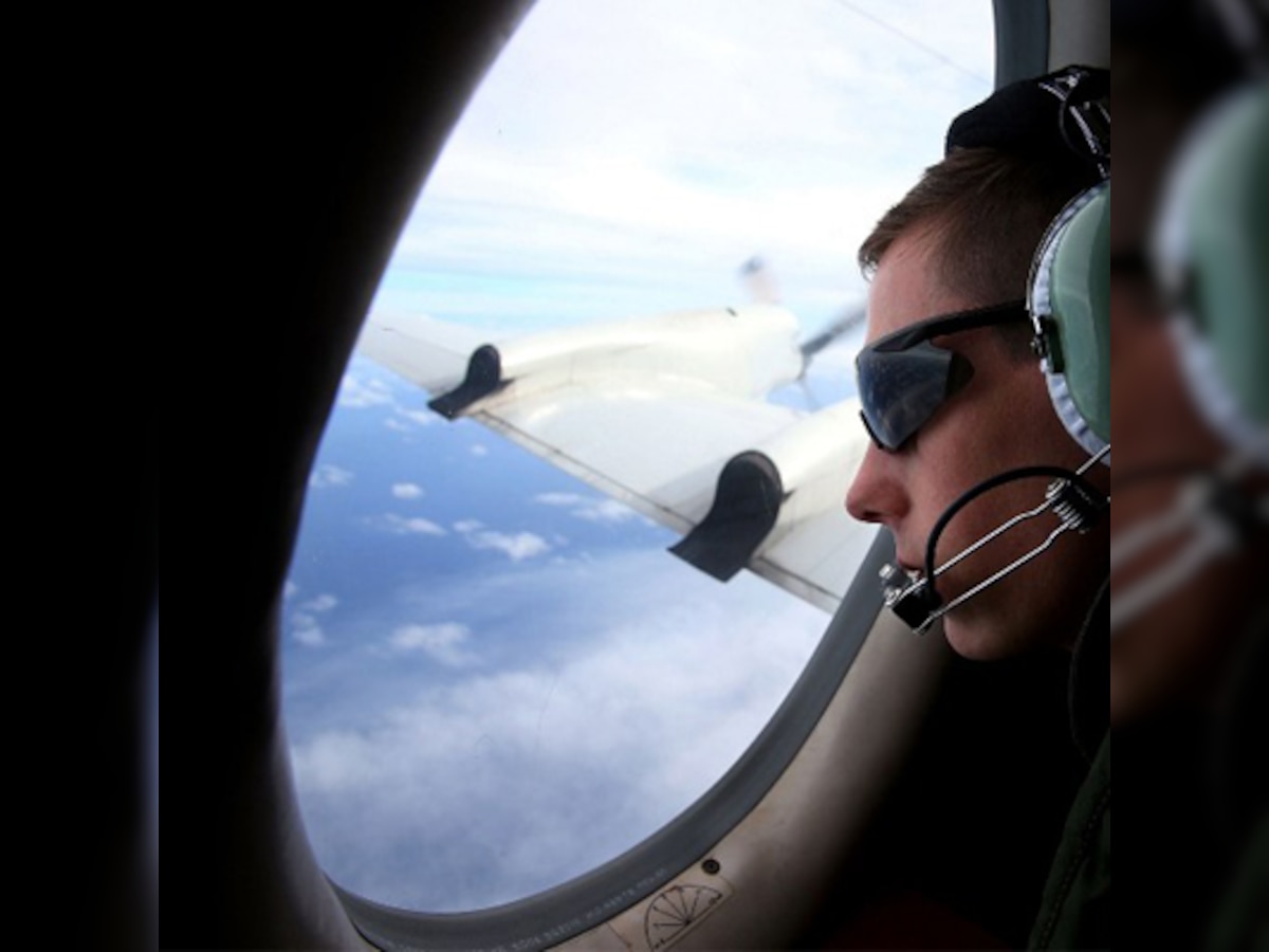 Planes, ships race to beat bad weather in search for Malaysian jet