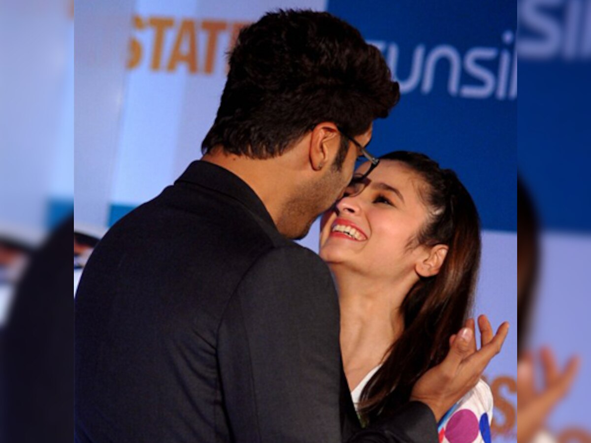 Alia Bhatt tweets cute selfie with '2 States' co-star Arjun Kapoor amid link-up rumours