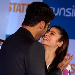 Alia Bhatt tweets cute selfie with '2 States' co-star Arjun Kapoor amid link-up rumours