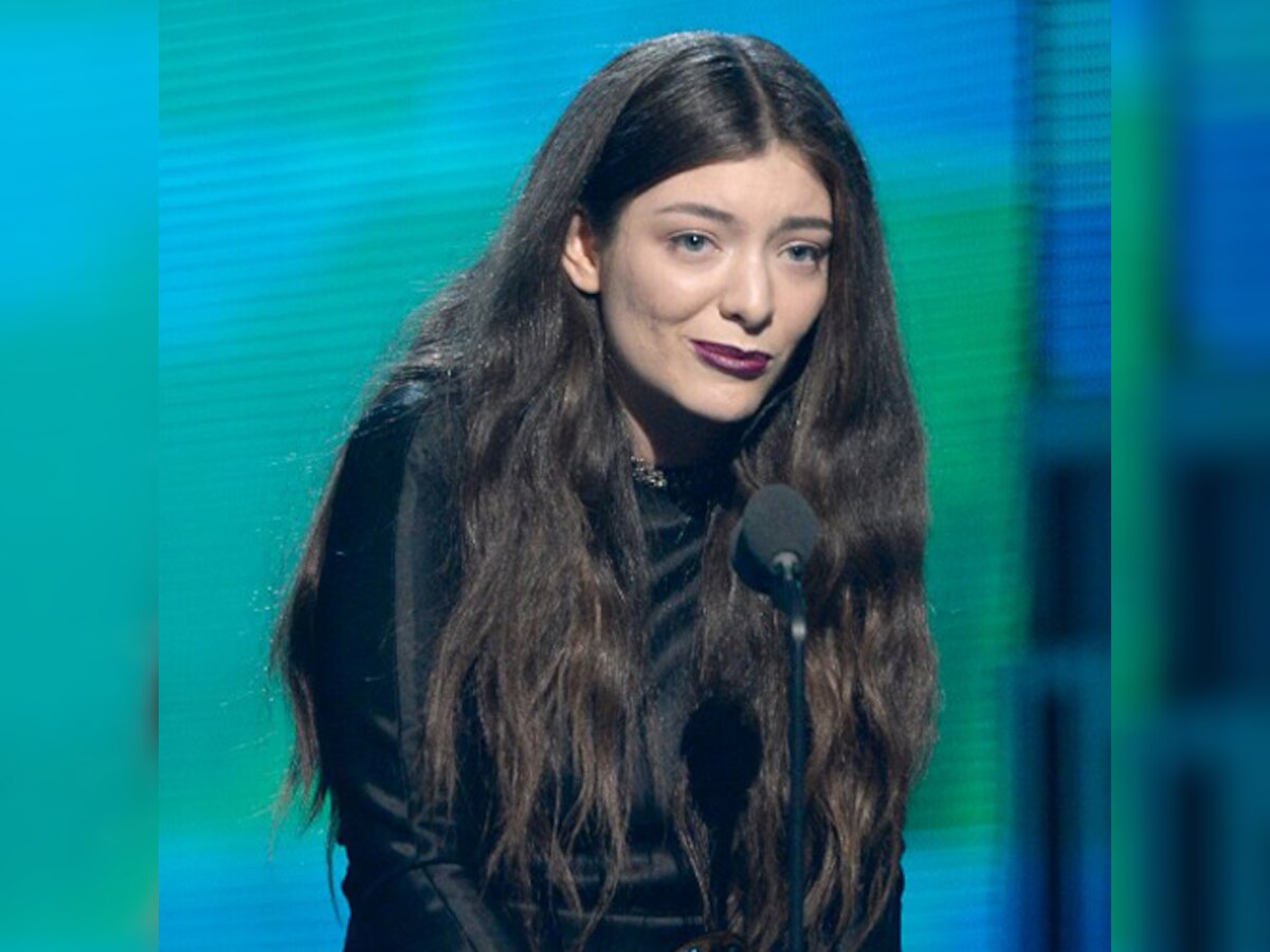 Lorde tweets real picture versus tweaked picture; says being real is cool