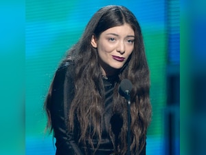 Lorde tweets real picture versus tweaked picture; says being real is cool
