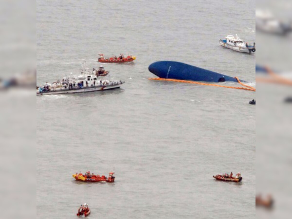 South Korea ferry disaster: Divers struggle in search for survivors