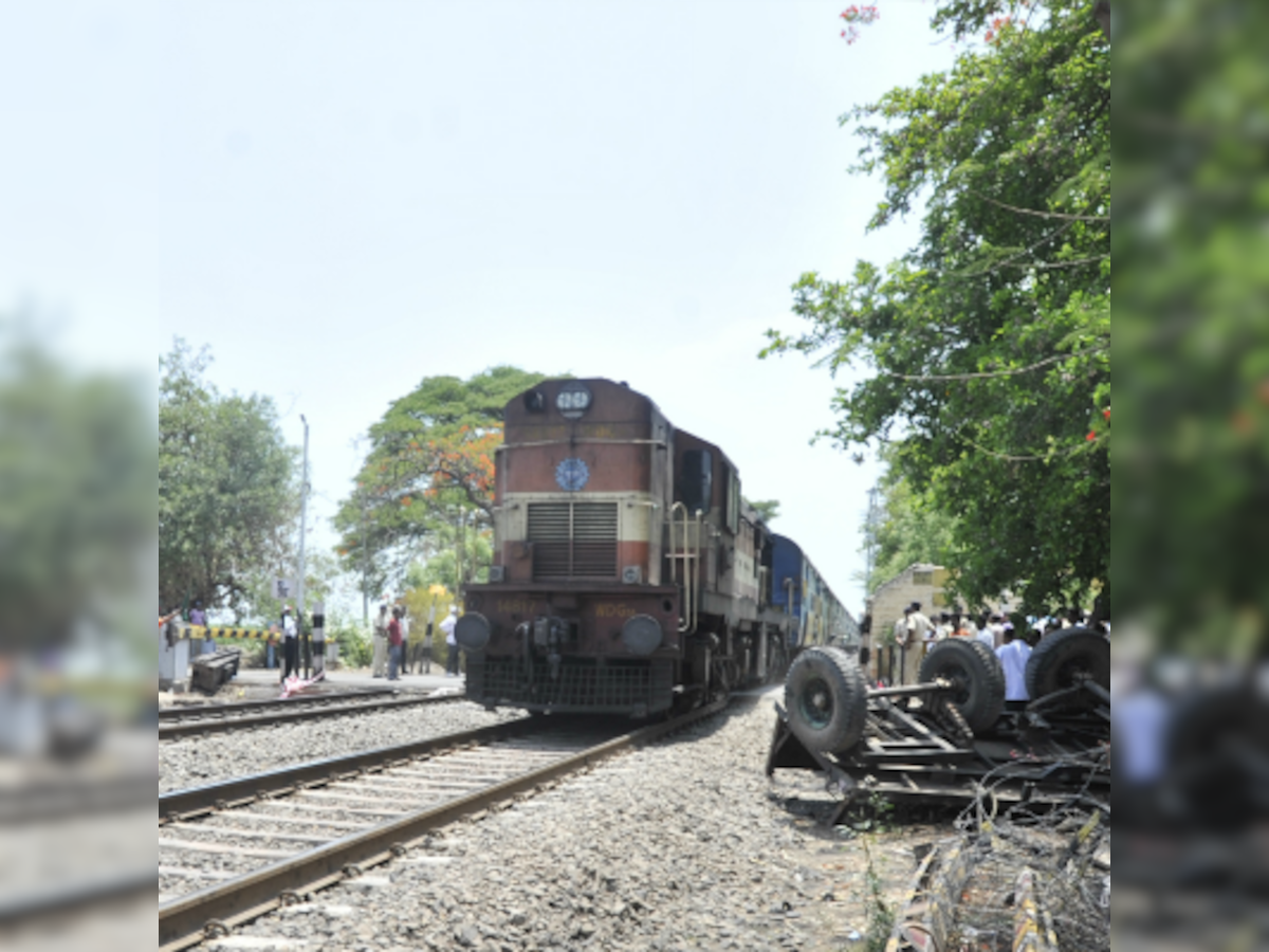  3 killed, 8 hurt as Duronto hits tractor near Pune