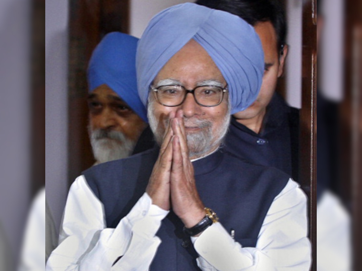 Manmohan Singh meets President Pranab Mukherjee, submits resignation