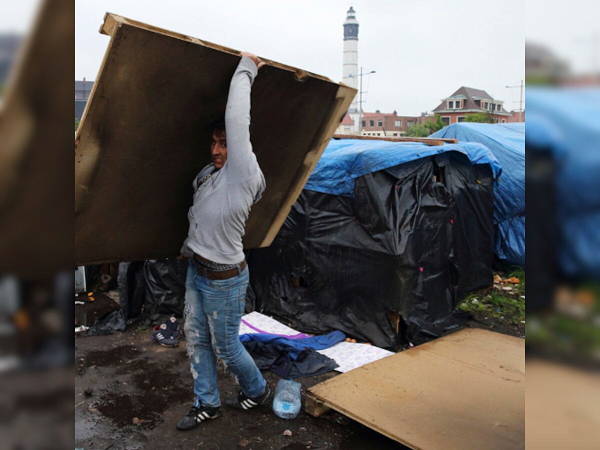 French riot police evacuate Calais immigrant camps