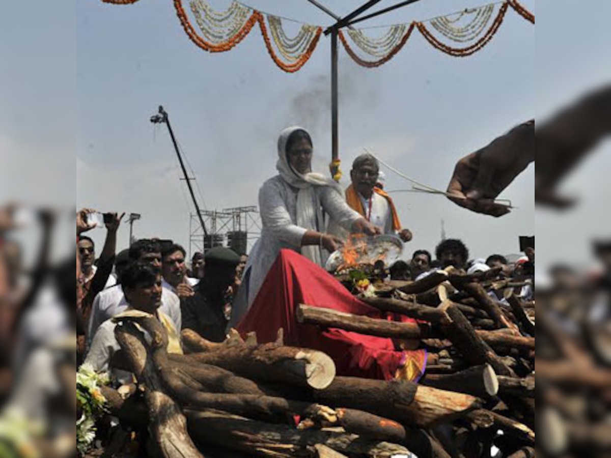 Gopinath Munde cremated; autopsy result show Munde did not suffer heart attack 