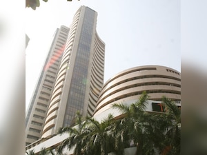 Sensex sizzles past 25,000 mark on bullish FIIs