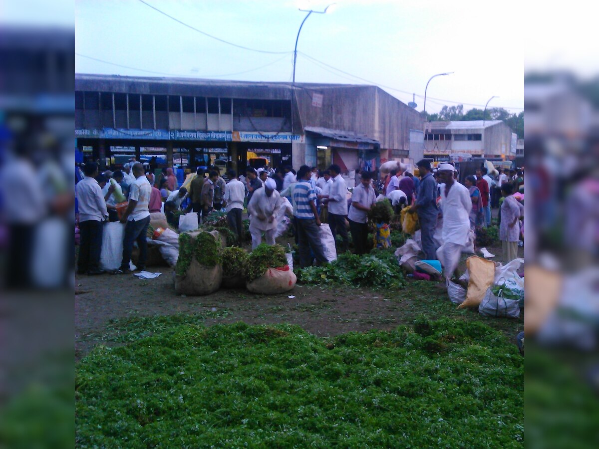 Taking advantage of  the strike by commission agents, small time retailers in Pune sell produce at high rate