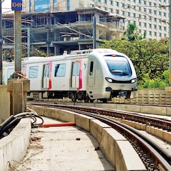 #MumbaiMetro gets on track in its second day; reduces travel time on road by half