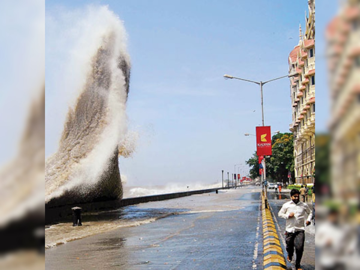 High velocity winds from Nanauk cyclone causes flooding in Mumbai