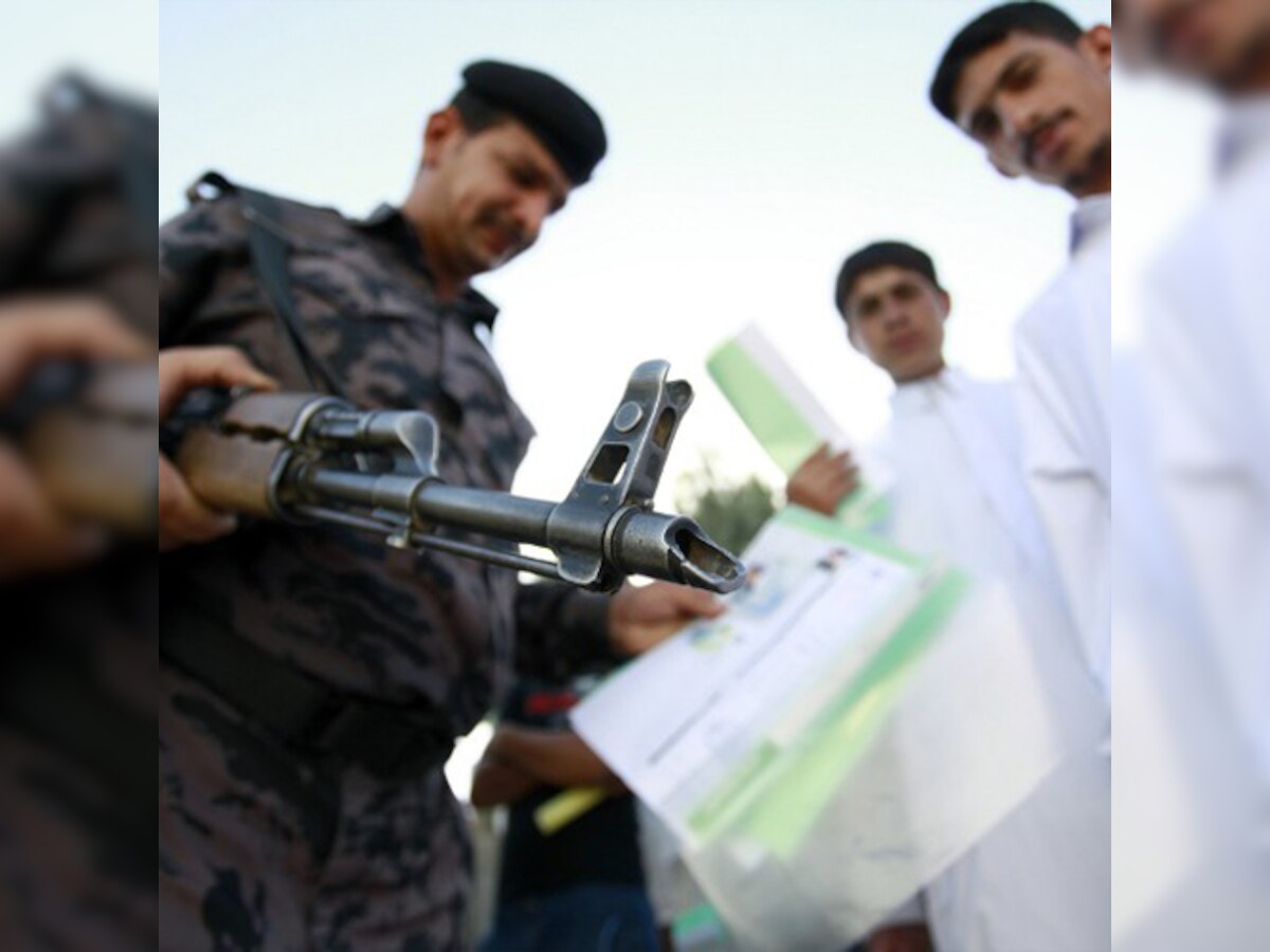 Hundreds of Iraqis flee Islamic militant advance