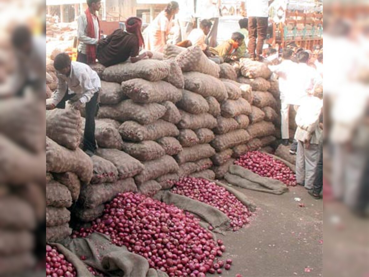Delhi Lt Governer Najeeb Jung asks National Agricultural Cooperative Marketing Federation of India to purchase onions