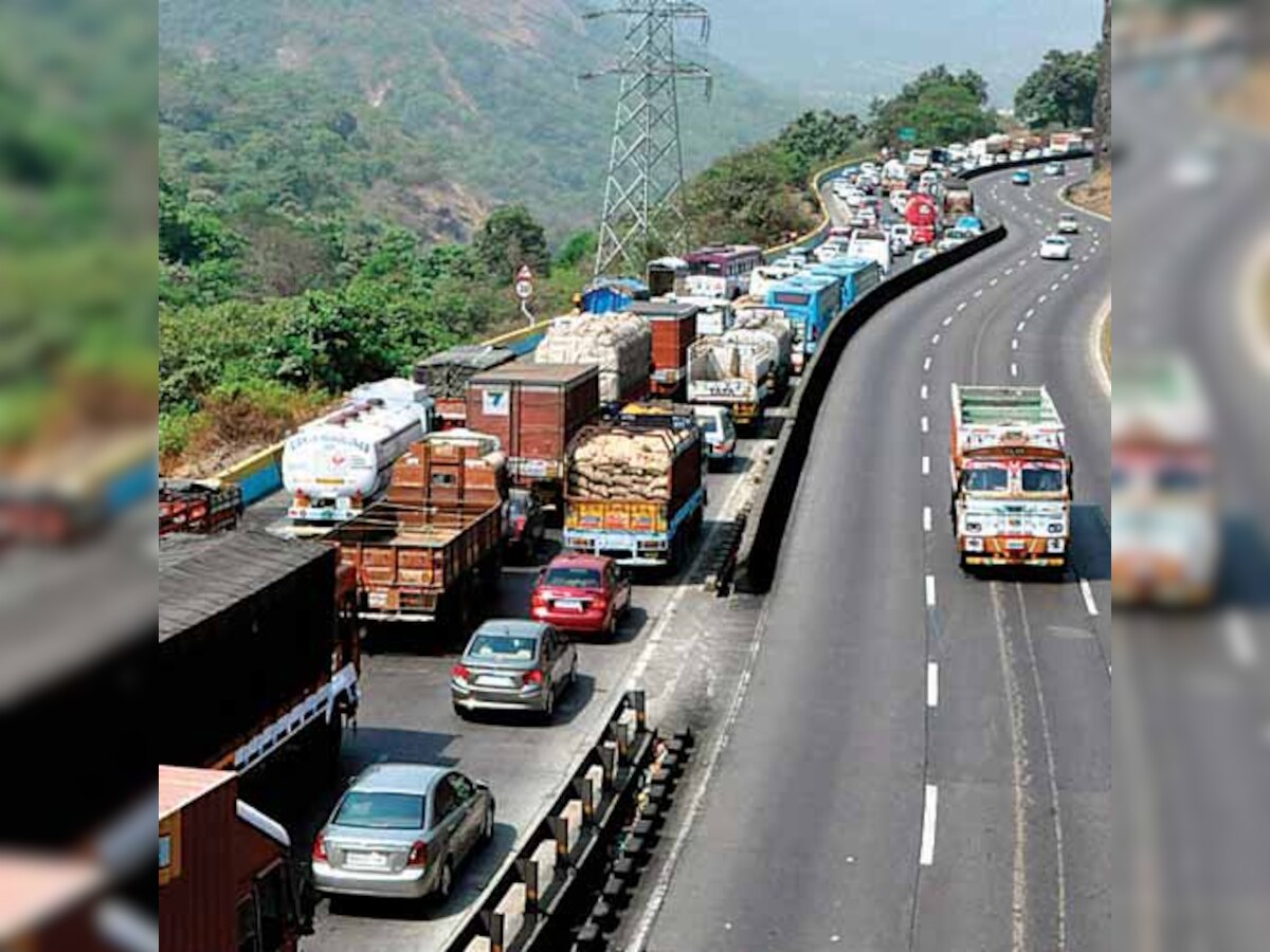 5 persons robbed of 2.5 lakh on the Pune Mumbai Highway