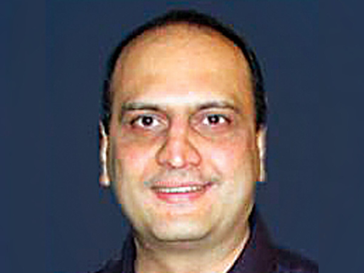 Sitaram Kunte suspends doctor for bunking during surprise visit to KEM Hospital