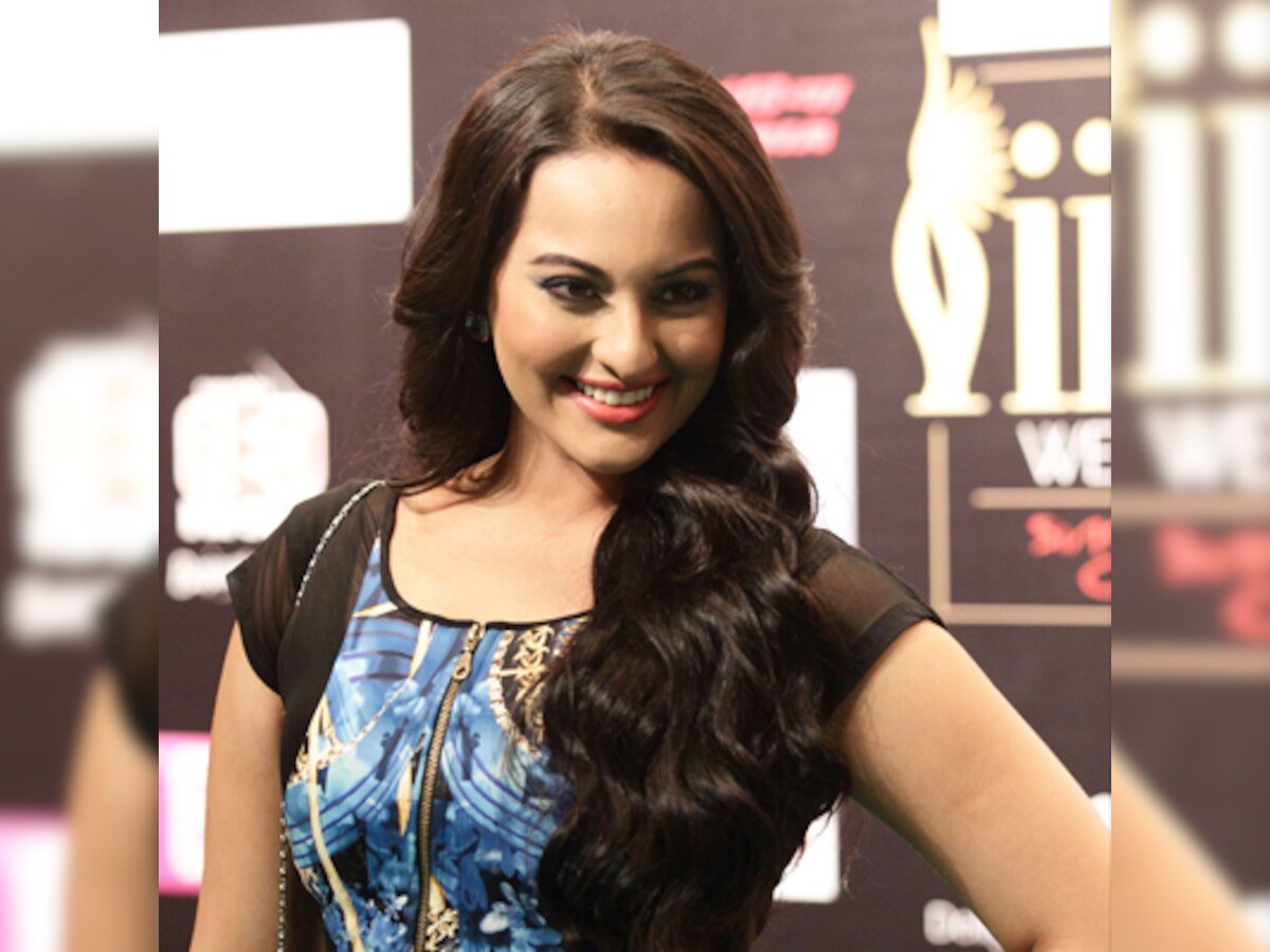 Sonakshi Sinha performs in a music video with Honey Singh!