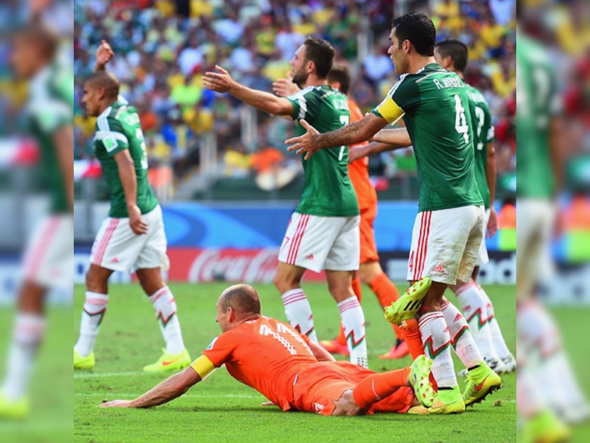 FIFA World Cup 2014 Netherlands vs Mexico: Arjen Robben penalty raises questions about the modern foul