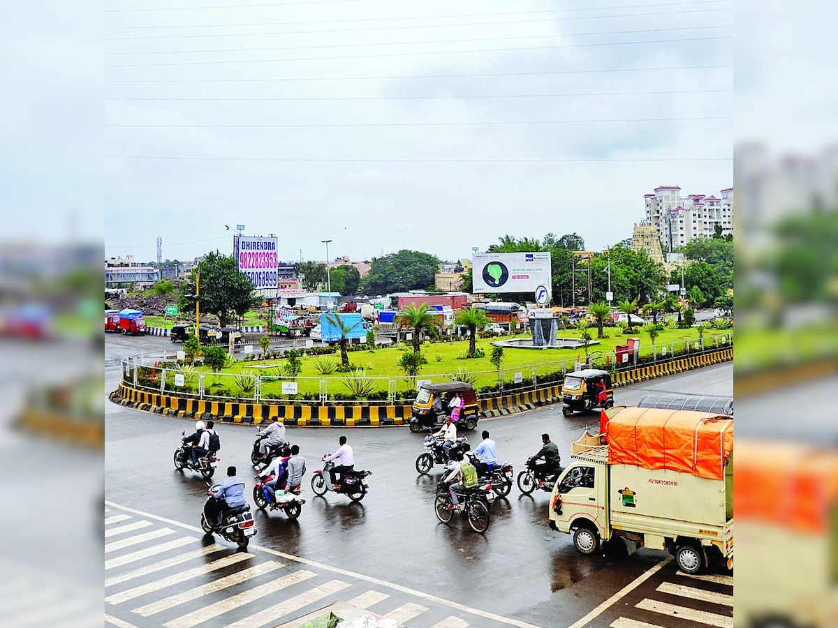 Is the Bhakti Shakti chowk traffic circle a boon or bane?