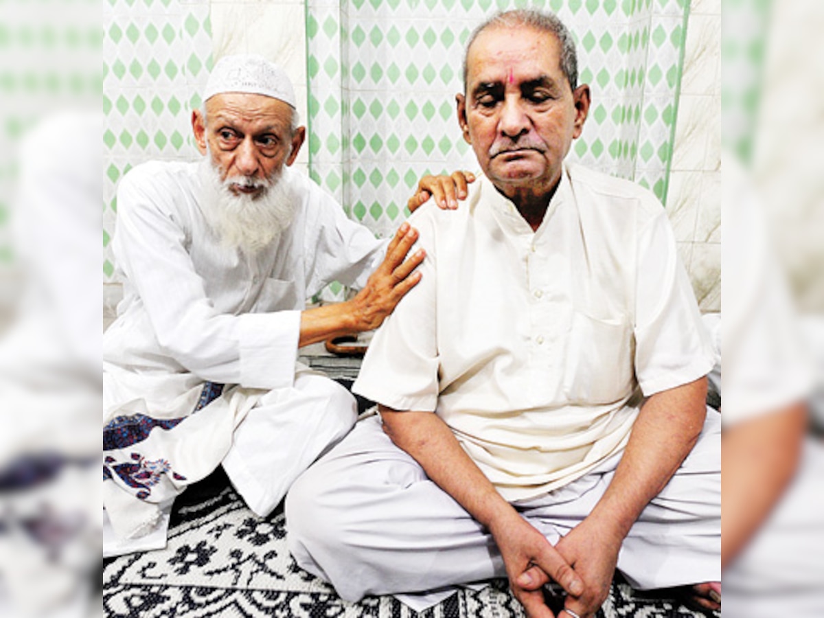 Example of communal harmony,  Hindus prepare iftaar for Muslim neighbours in old Delhi