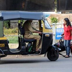  Delhi High Court agrees to hear plea for review of ban on e-rickshaws