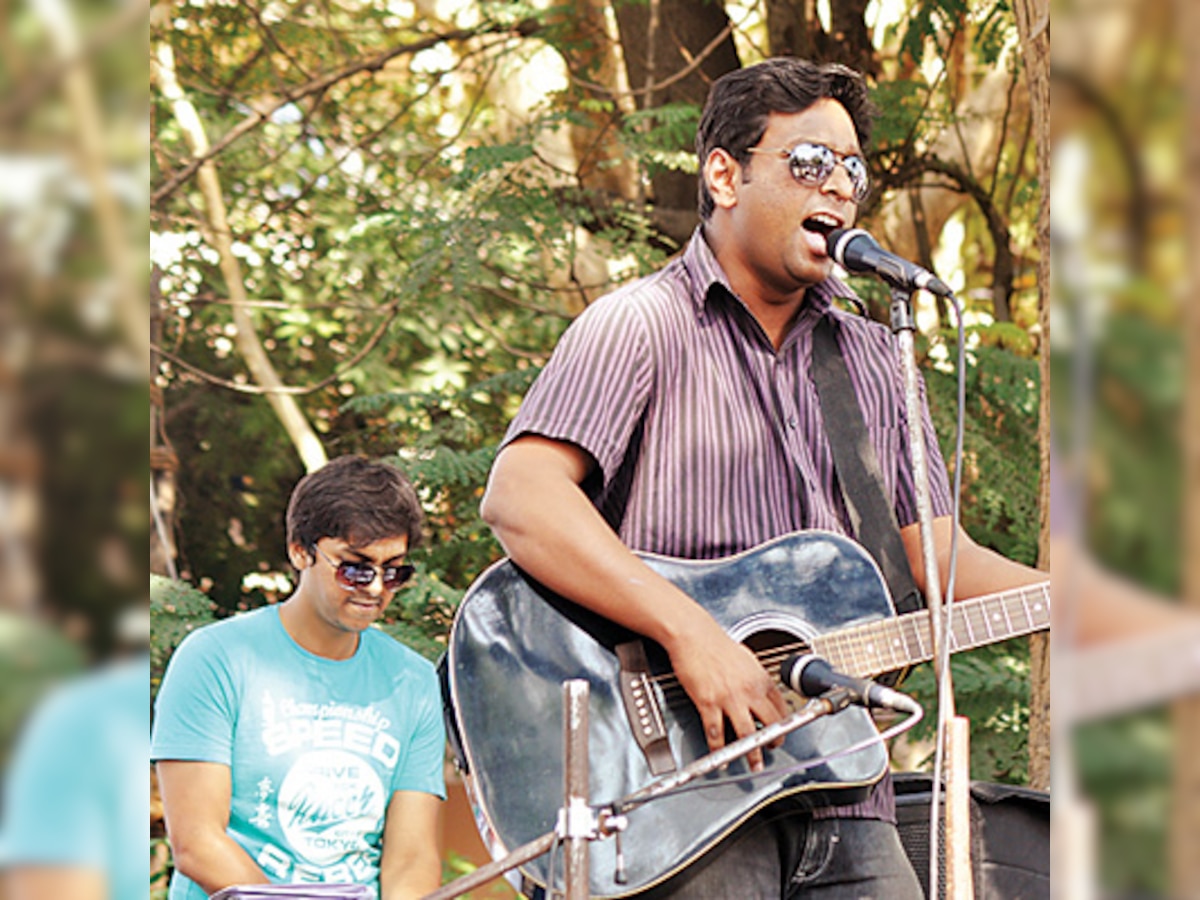 Duo gets youth grooving to Ganesh bhajans