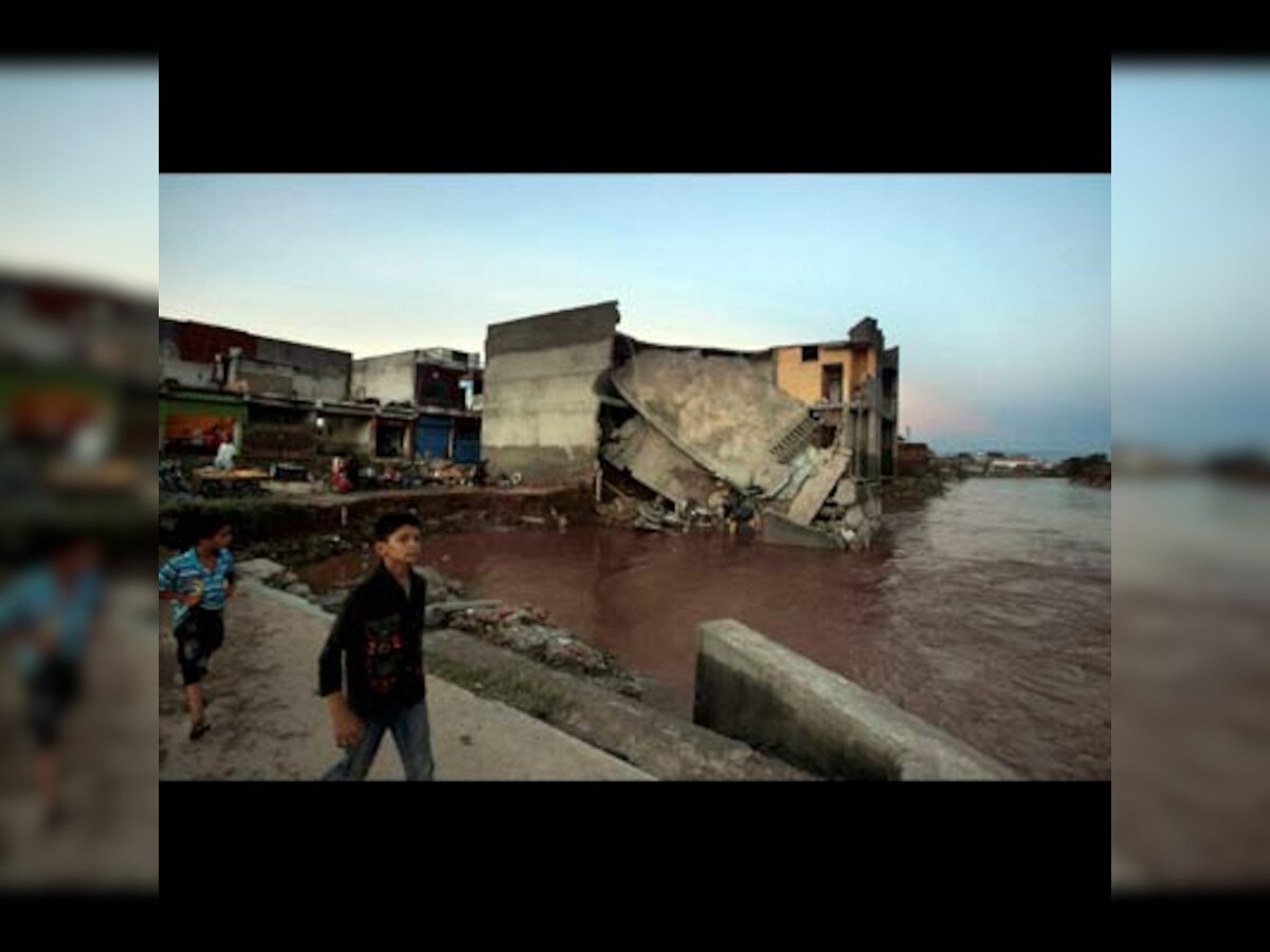 Over 47,000 people rescued in Jammu and Kashmir, 4 lakh still stranded