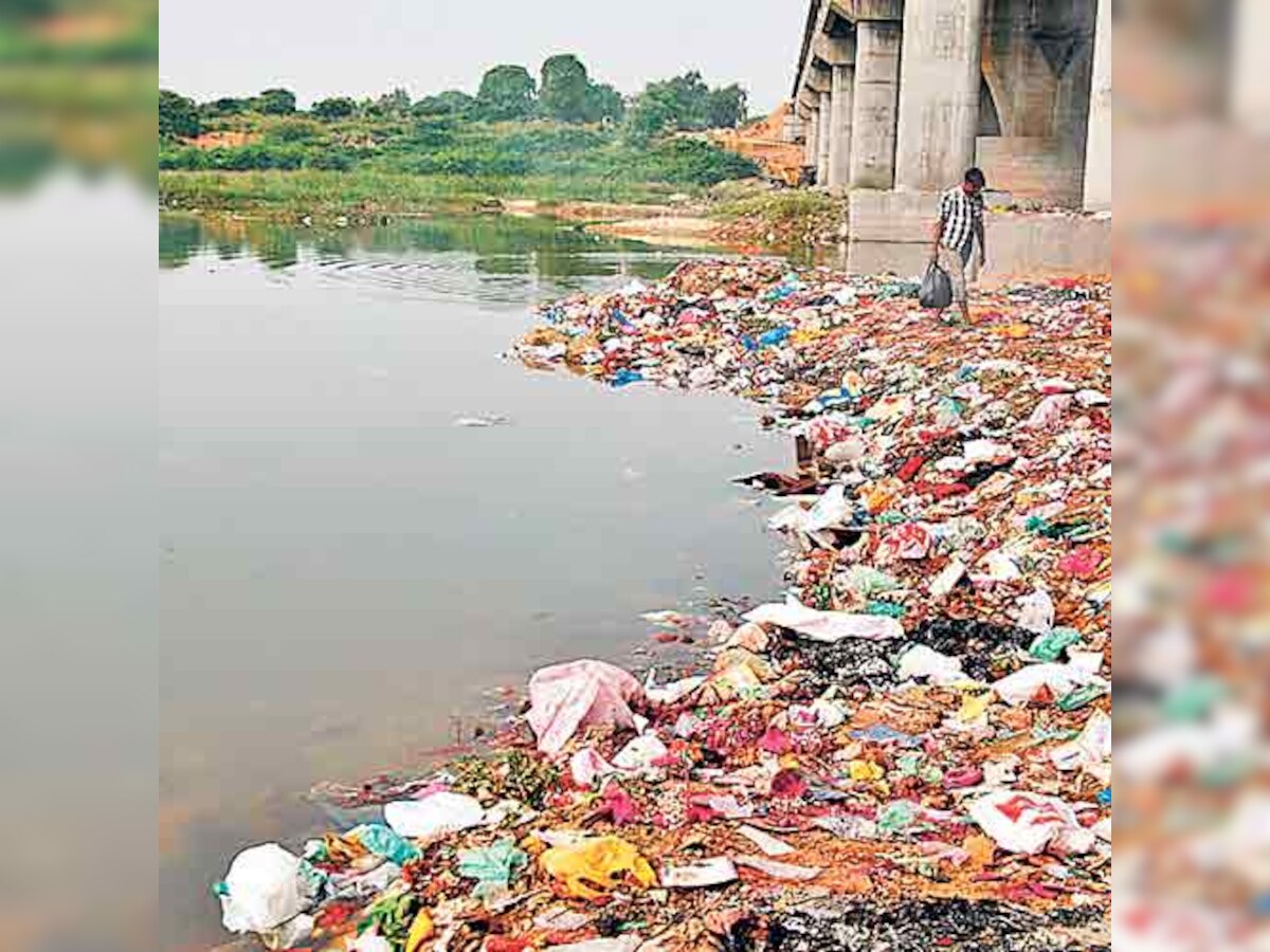 With civic bodies almost defunct, locals of Jammu and Kahmir burn garbage
