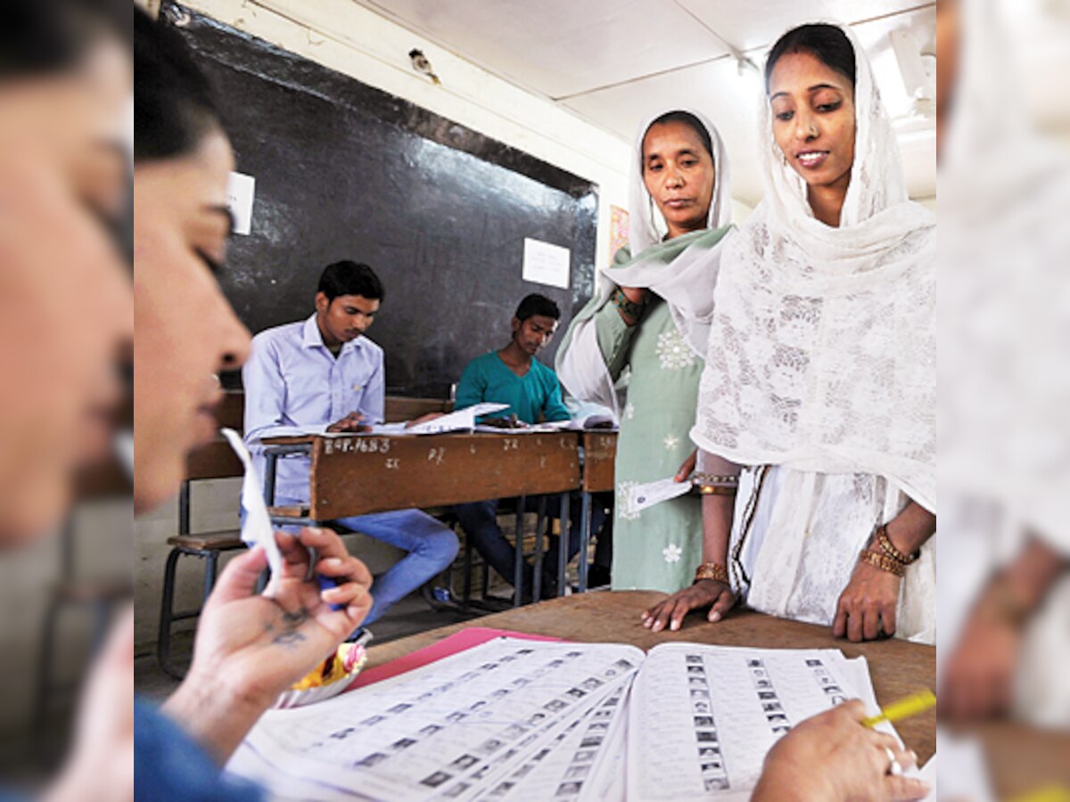 Thane residents go from door to door to help enroll voters