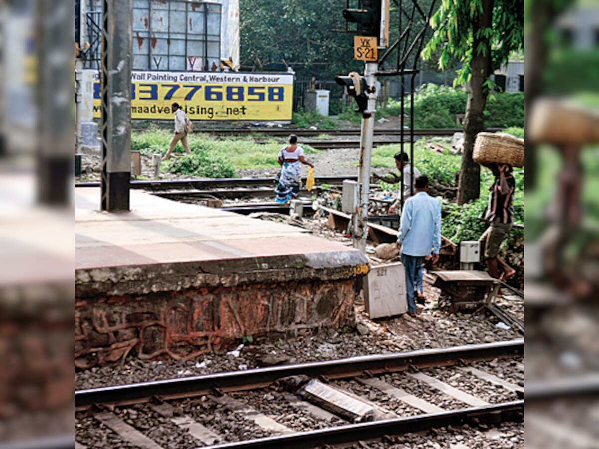 Broken wall allows Vikhroli commuters to cross tracks, ignore FOB