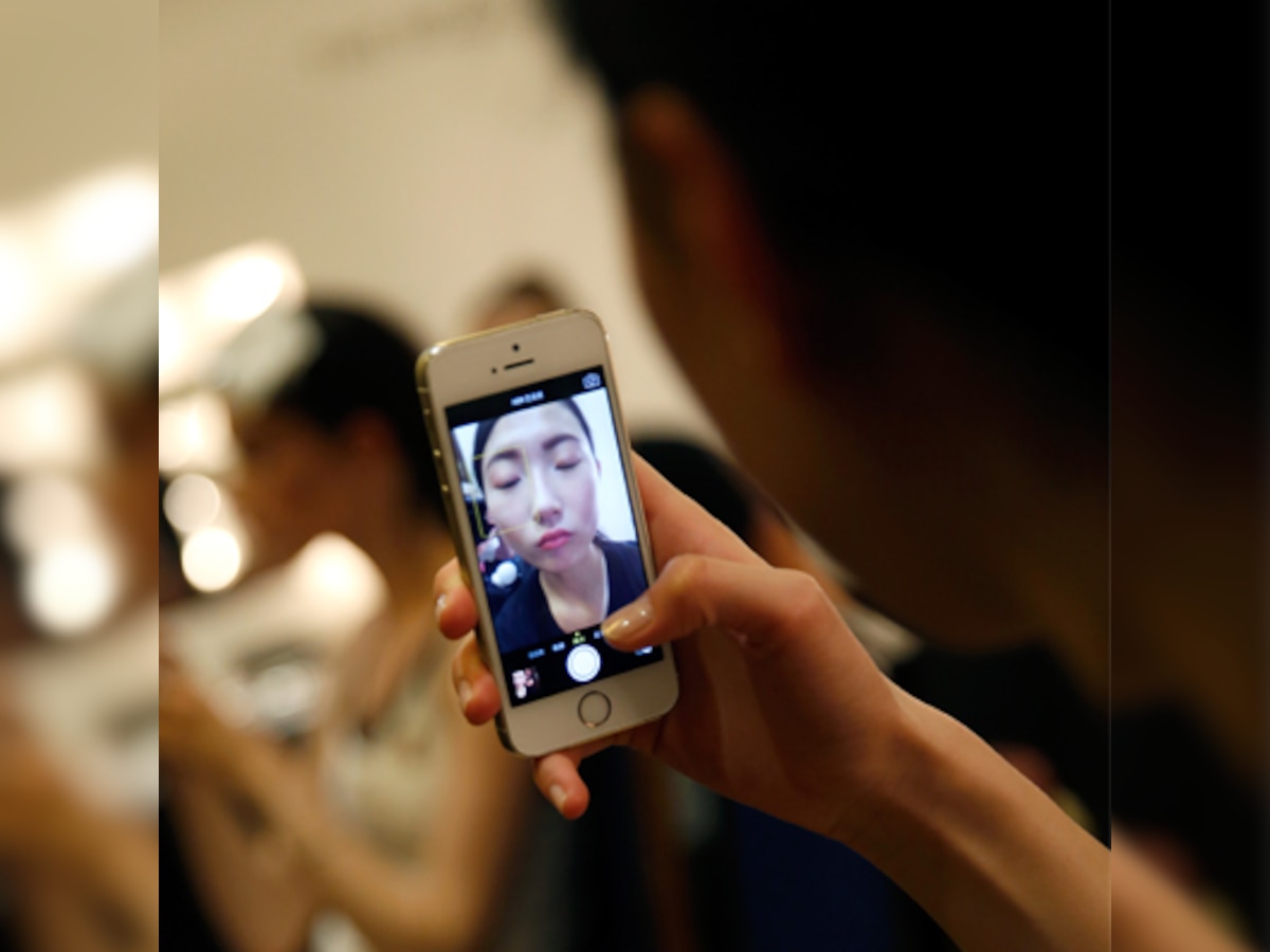 Selfie addicts have low-self esteem, new study shows