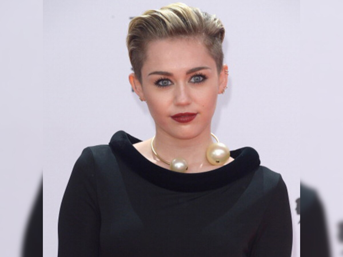 Miley Cyrus strips naked for V Magazine's cover