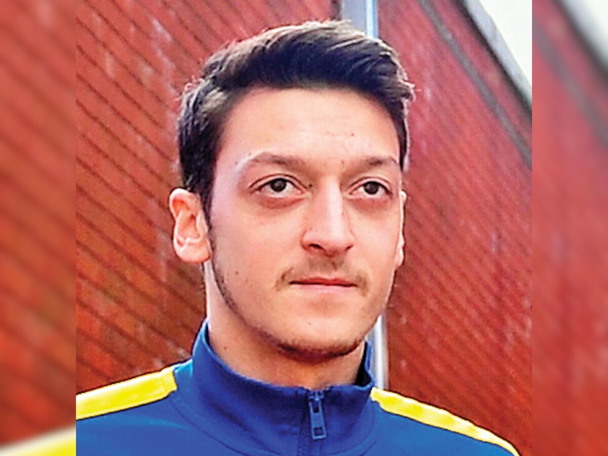 EPL 2014: Mesut Ozil helps Arsenal trounce Aston Villa; Liverpool lose to West Ham 1-3