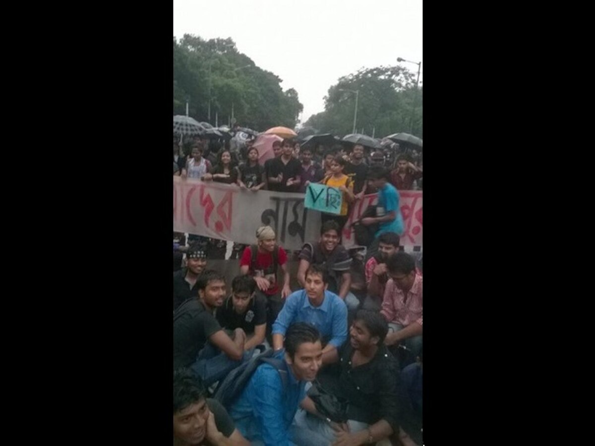 Students intensify protest against police action in Jadavpur University