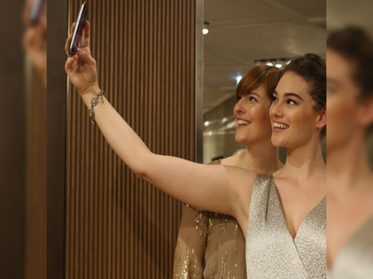 Too many selfies on Facebook may damage relationships: study