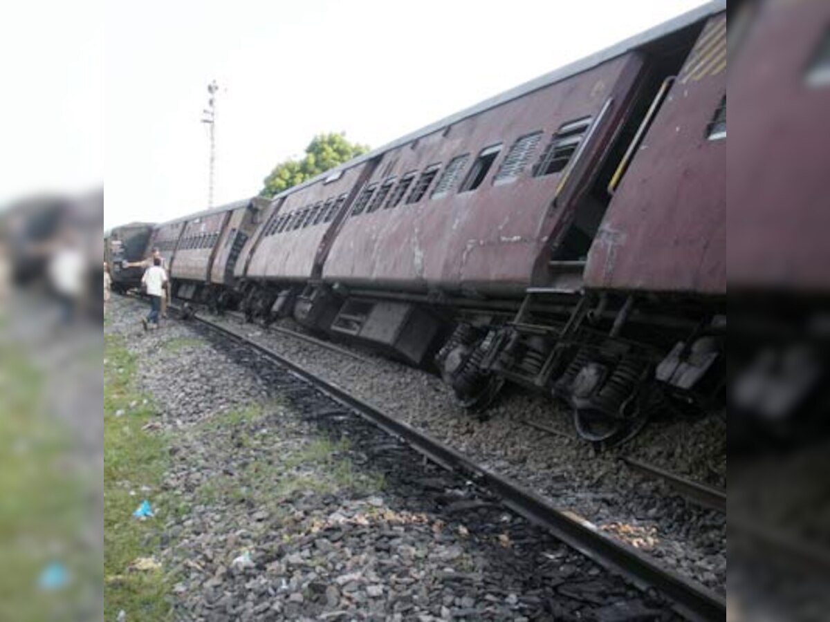 Mumbai: CST-Titwala local train derails at Dombivali station