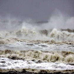 Cyclone Hudhud makes landfall in Vishakapatnam coast, two killed; 90,000 evacuated