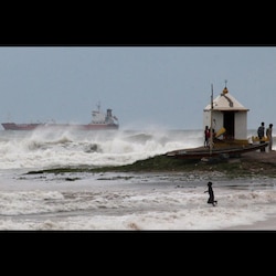 Cyclone Hudhud: IMD forecasts more damage in Vishakhapatnam